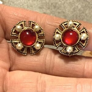 VINTAGE RED DOOMED CABOCHON FAUX PEARL ANTIQUE GOLD-TONE LEVERBACK .7" EARRINGS